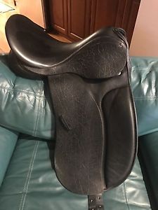 County Connection 17.5 Dressage Saddle, M Tree, XTR Leather, Excellent Condition