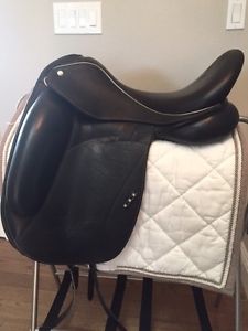 Beautiful Icon Star Dressage Saddle with Stunning Upgrades 18" FREE SHIPPING