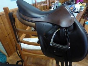 Devoucoux  Monoflap jump saddle. 16.5 seat 0A flap great condition