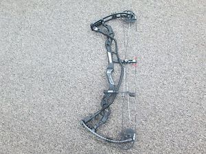 Hoyt Carbon Defiant Turbo Right Handed 26-28" 60-70 LB Bow