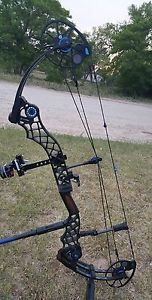 Mathews Monster Chill-x compound Bow RH 27 /60 flat black w/blue , bow only.