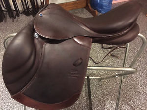 Stubben "Get Connected" premium leather jumping saddle 17"