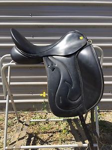 Dressage Saddle Revere Domina 17"