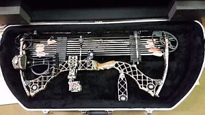 Mathews SoloCam Heli-m in EXCELLENT condition and LOADED in Case with 8 arrows