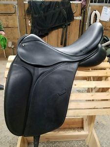 County Saddlery Perfection - 17 inch Seat, Wide Tree, Excellent condition