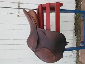 Albion jumping saddle