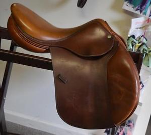 Devoucoux Biarritz 17.5 2A Flap Medium/W tree Close Contact ENGLISH SADDLE