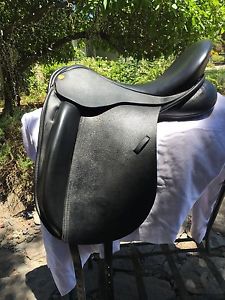 Revere Expression Dressage saddle- Med/Wide tree, 18.5" seat, black.