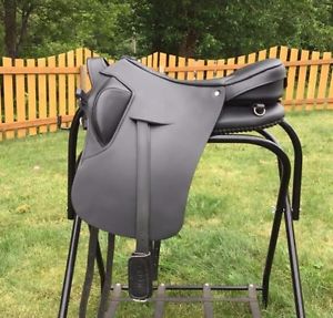 Ghost Treeless Saddle, Roma: Dressage / Endurance 17", Black