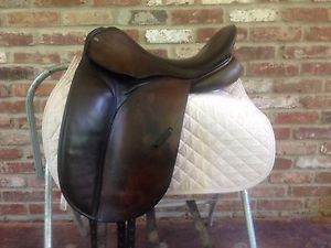 COUNTY CONNECTION 17" Wide Dressage Saddle with Point Straps