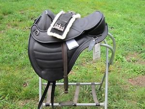 Barefoot Cheyenne Treeless Saddle